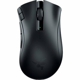 Das Bild zeigt die Razer DeathAdder V2 X HyperSpeed Gaming-Maus von oben. Das Design ist schwarz mit einer auffälligen strukturierten Rolle und zwei zusätzlichen Tasten an der linken Seite. Oberhalb des Mausrades befindet sich eine grüne LED-Anzeige und ebendieses Mausrad hat eine geriffelte Oberfläche für besseren Grip. Unterhalb des Mausrades erkennt man das Razer-Logo. Das Bild dient dazu, das Produkt zu präsentieren und Designmerkmale sowie die Anordnung der Bedienelemente zu veranschaulichen.