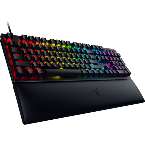 Die Razer Huntsman V2 Gaming-Tastatur mit Handballenauflage und RGB-Beleuchtung in einem abgedunkelten Hintergrund, die die hochwertige Verarbeitung und das farbenfrohe Design des Produkts hervorhebt.