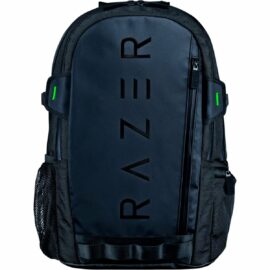 Das Bild zeigt den 'Rogue 16 Backpack V3' Rucksack von Razer. Der Rucksack ist in einem schlichten, dunklen Design gehalten und verfügt über das gut erkennbare, groß aufgedruckte Razer-Logo an der Vorderseite. Zudem sind an den Seiten des Rucksacks zwei grüne Markenzeichen von Razer sichtbar, und er besitzt auf der linken Seite ein Netz für zusätzlichen Stauraum. Der Rucksack ist darauf ausgerichtet, dass Kunden sofort die Marke und die Qualität des Produkts in Verbindung bringen können.