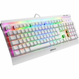 Dieses Bild zeigt die SKILLER SGK3 White Gaming-Tastatur von Sharkoon in einer schrägen Ansicht von oben, hervorgehoben durch eine RGB-Beleuchtung der Tasten, die verschiedene Farben aufweisen und die Tastatur modern und ästhetisch ansprechend erscheinen lassen. Dies soll die Aufmerksamkeit potenzieller Käufer auf das Design und die Funktionen der Tastatur lenken, insbesondere auf die Beleuchtungsoptionen, die für Gamer häufig von Interesse sind.