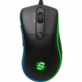 Das Bild zeigt eine SKILLER SGM2 Gaming-Maus von oben, um das Design und die Beleuchtung zu präsentieren. Die Maus hat seitlich gummierte Griffflächen und eine RGB-Beleuchtung, die an den Rändern sowie am Logo auf der Handauflage zu sehen ist. Sie verfügt über zwei Standard-Maustasten, ein Mausrad, einen DPI-Umschalter sowie zwei zusätzliche Tasten an der Seite für verbesserte Spielkontrolle oder individuelle Belegungen.