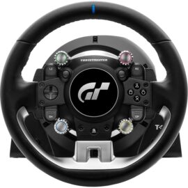 Das Bild zeigt das Thrustmaster T-GT II Lenkrad, ein High-End-Rennsimulator-Controller. Es ist detailliert aufgenommen, um die verschiedenen Bedienelemente und die hochwertige Verarbeitung zu zeigen, die für eine immersive Rennspielerfahrung konzipiert sind. Das Lenkrad verfügt über zahlreiche Tasten und Drehregler, die typischerweise zur Steuerung und Anpassung während des Rennens verwendet werden, sowie eine zentrale Logo-Platzierung, die auf eine Partnerschaft oder Kompatibilität mit der Gran Turismo-Spielserie hinweist.