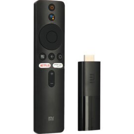 Das Bild zeigt den Xiaomi Mi TV Stick 4K, einen Streaming-Client, der zur Wiedergabe von Medieninhalten an Fernsehgeräte angeschlossen wird. Das Foto präsentiert den Stick selbst zusammen mit seiner Fernbedienung, die Tasten für Direktzugriff auf Streaming-Dienste wie Netflix und Prime Video aufweist. Das Bild dient dazu, das Design und die Schnittstellen des Produkts darzustellen.